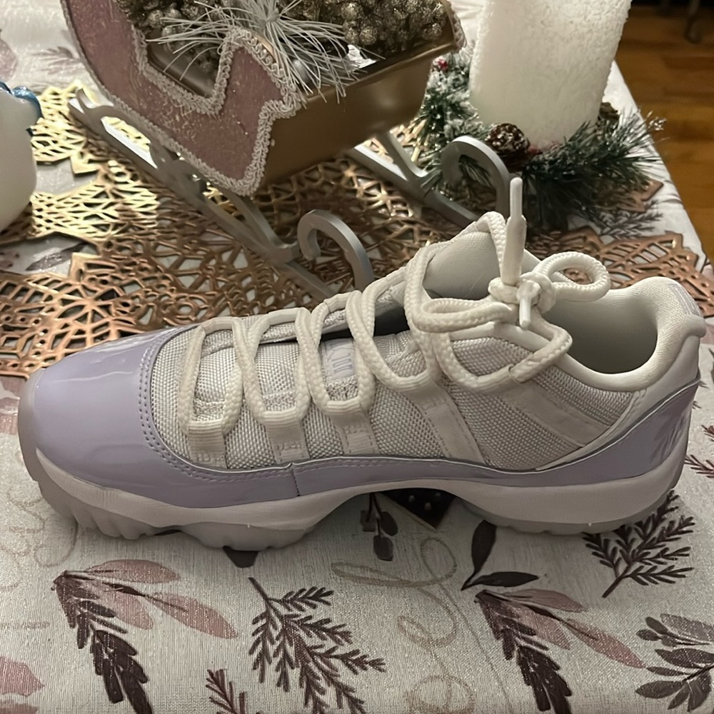 Very good condition size 6 1/2 colors white and purple